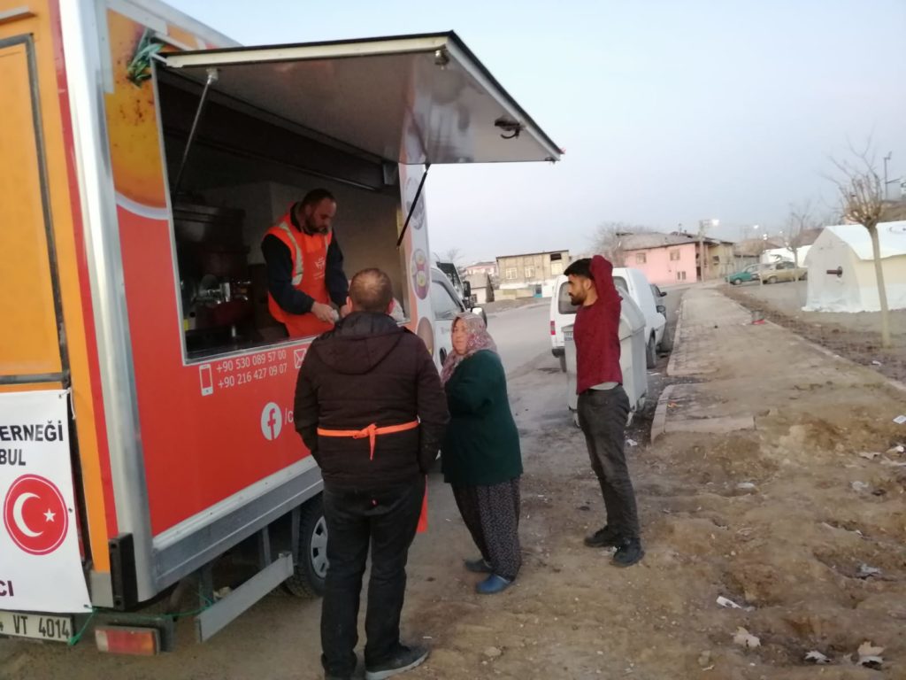 Çorba Şifa Elazığ’da, Depremzedelerin Yanında.